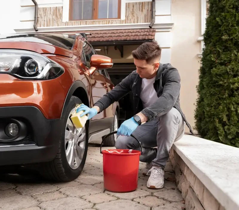 Lavage auto à domicile Verneuil-sur-Seine : professionnel intervenant sur un véhicule